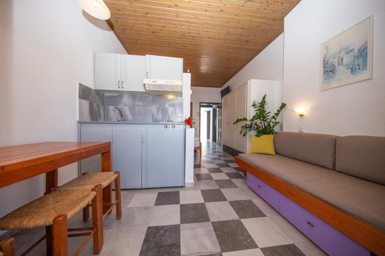 Manias Hotel Apartments Agia Marina Eksteriør billede